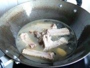 美味的红烧栗子排骨做法图解3)