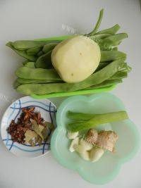 家常菜排骨炖豆角做法图解2)