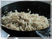 家常菜腊笋红烧肉做法图解5)