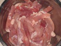 家常菜猪肉炒莲藕做法图解2)