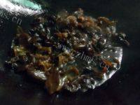 兰豆木耳蒜苗炒腊肉做法图解6)