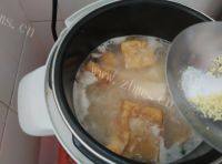滋补的鱼头豆腐汤做法图解8)