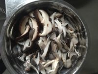 家常菜炒双菇做法图解2)