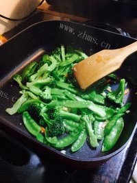 美味西兰花荷兰豆双拼做法图解9)