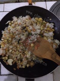 美味的玉米炒饭做法图解6)