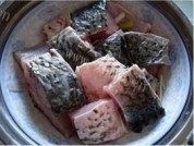 色泽不错的红烧鲤鱼块做法图解2)
