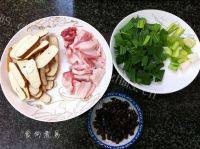 简单的蒜香豆干五花肉做法图解2)