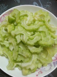 家常苦瓜炒肉做法图解1)