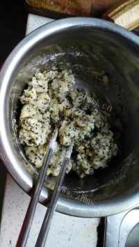 自制黑芝麻酥饼做法图解4)