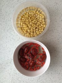 热腾腾的大枣枸杞豆浆做法图解1)