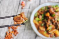 美味的土豆焖排骨