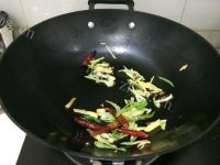 家常菜芹菜土豆丝做法图解2)