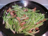 家常菜芹菜炒五花肉做法图解11)