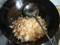 美味五彩番茄炒饭做法图解8)