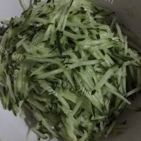 回味无穷的凉拌黄瓜丝做法图解2)