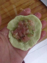香喷喷的菜汁肉包做法图解4)