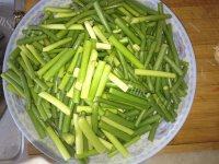 美美厨房之蒜苔炒肉做法图解2)