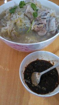 口感饱满的大骨炖酸菜