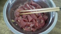 回味无穷的糖醋里脊做法图解2)