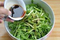家常菜凉拌茼蒿做法图解7)