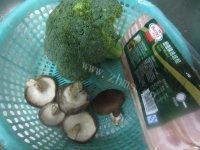 西兰花香菇炒培根做法图解1)