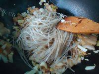 美味的酸菜猪肉炖粉条做法图解10)