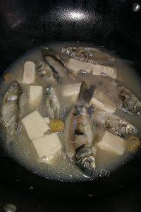 好吃的豆腐鲫鱼汤做法图解8)