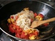 番茄鸡蛋炒面做法图解4)