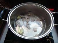 清淡的紫菜丝瓜瘦肉汤做法图解3)