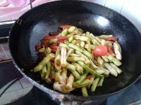 家常菜腊肉炒豆角做法图解6)