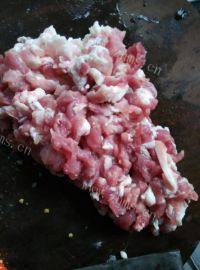 自制蒜苗炒肉做法图解2)