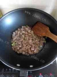 美味的西红柿牛肉炒饭做法图解3)