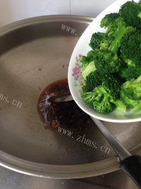 素食蒜粒西兰花做法图解6)