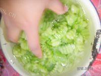 自制快手腌莴笋做法图解4)
