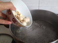 美味的银耳百合莲子汤做法图解7)