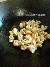 家常菜尖椒肥肠做法图解6)