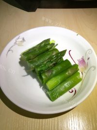 诱人的白灼芦笋做法图解6)