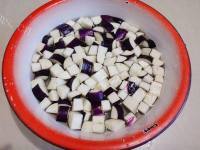 家常菜毛豆烧茄子做法图解1)