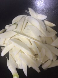 家常菜素炒茭白做法图解3)