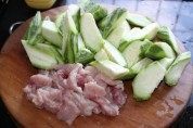 色泽不错的猪肉炒丝瓜做法图解1)
