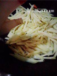 家常菜酸辣土豆条做法图解6)