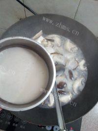 家庭版香菇豆腐汤做法图解6)