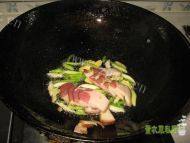家常菜腊肉炒芹菜做法图解5)