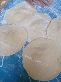 美味的猪肉芹菜饺子做法图解7)