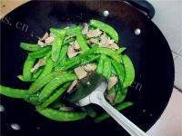 诱人的荷兰豆炒肉片做法图解9)