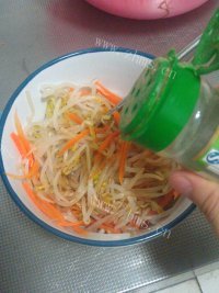 好吃不腻的凉拌豆芽做法图解7)
