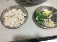 玉盘珍馐的葱香豆腐做法图解1)