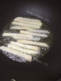 色泽鲜亮的自制炸薯条做法图解3)
