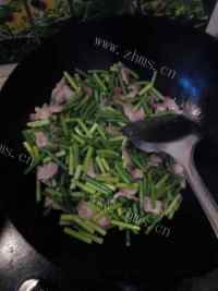 热腾腾的蒜苔炒肉做法图解4)