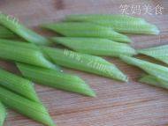 家常菜腊肉炒芹菜做法图解2)